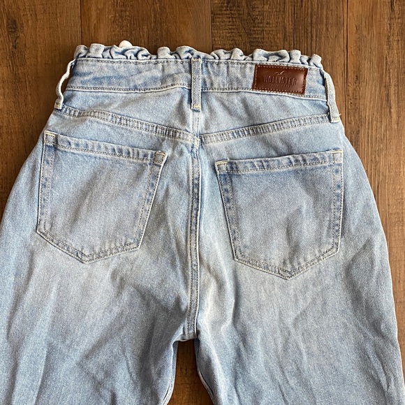 Hollister Light Wash Curvy High-Rise Mom Jeans - Picture 5 of 11